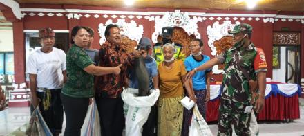 Penyerahan Bantuan Bibit Babi Desa Tukadsumaga 